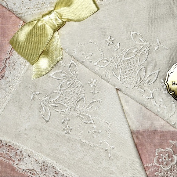 Vintage Ladies Cotton Handkerchiefs 3 Hankies White Embroidered Lace Edges NEW - Picture 3 of 6